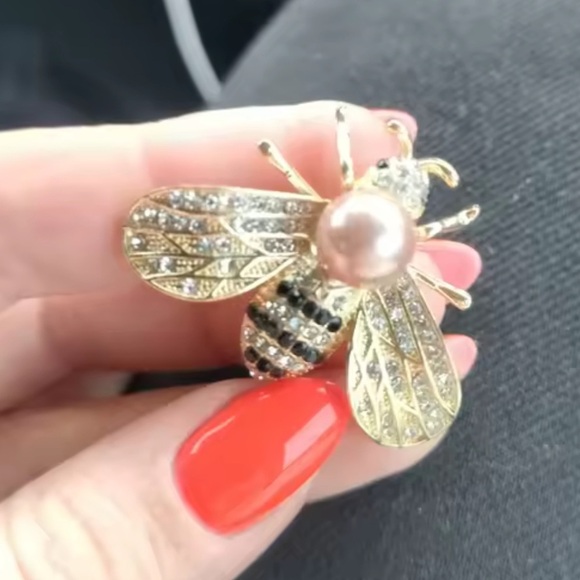 Crystal Pearl Bee Brooch Pin – Luxury Gold Insect Design - Picture 12 of 14